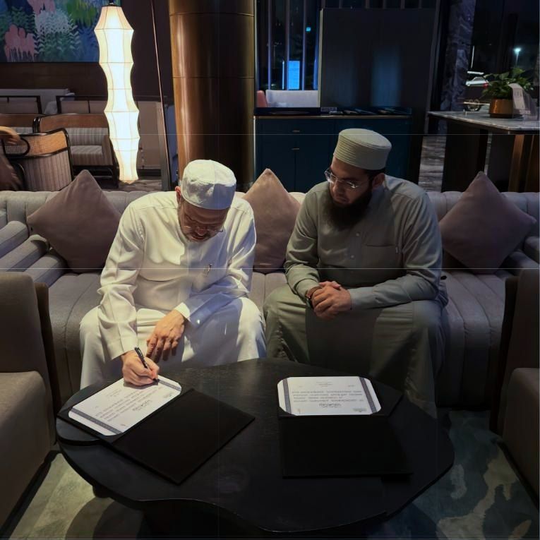Shaikh Dr. Muhyuddin Awwamah and Mufti Shamail Nadwi signing the partnership